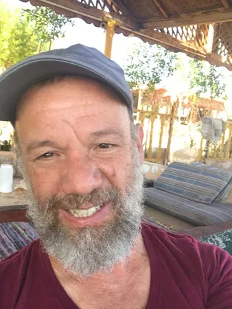 אדם איש 