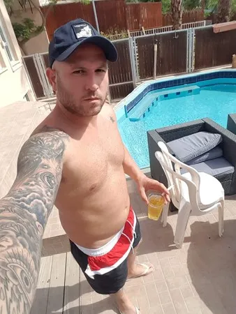 המתקין לקיר