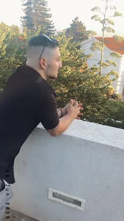 L a