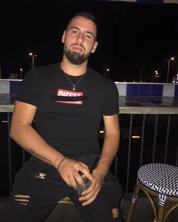 רווק מקועקע
