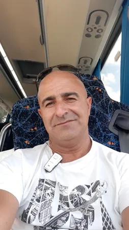 חיבוק חום ומגע
