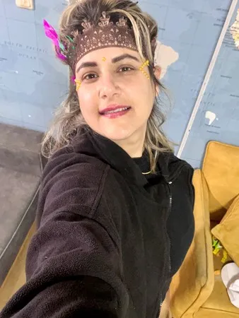 סופרית