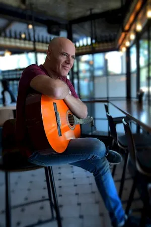 הנני כאן